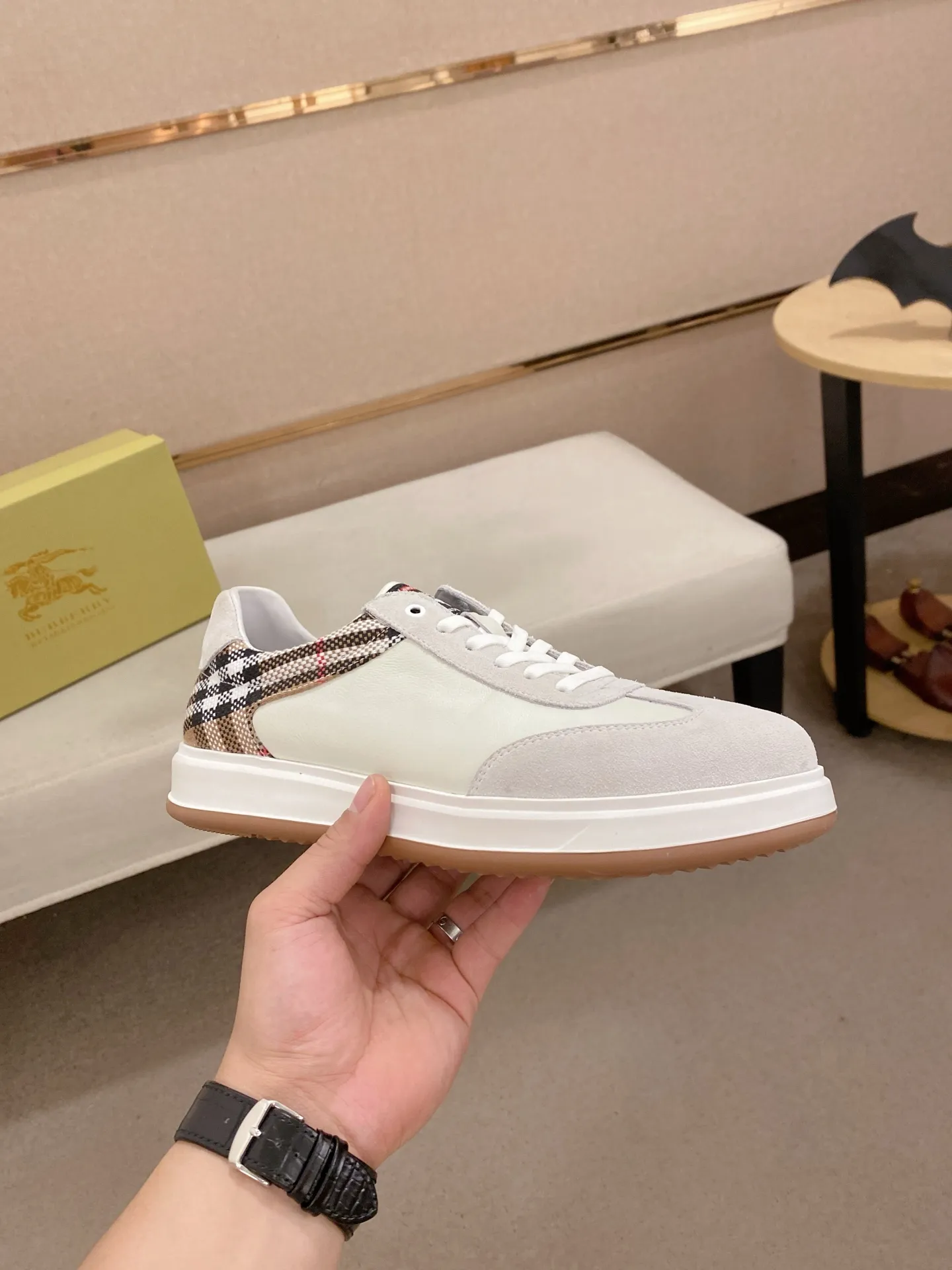 Men's shoes💰: 440💰🇮🇹🇮🇹The counters are synchronized with Burberry's top purchasing agents🔍🔍Synchronized sales. Positive code number: 38-44. Italian imported cowhide, fully imported sheepskin lining, sole: original sole provided by the original factory, exclusive movable molded sole, super comfortable, original factory follow-up order, 🔍🔍high quality, you can enter and leave the counter at will, welcome to compare (45 yuan for customization, no return or exchange)